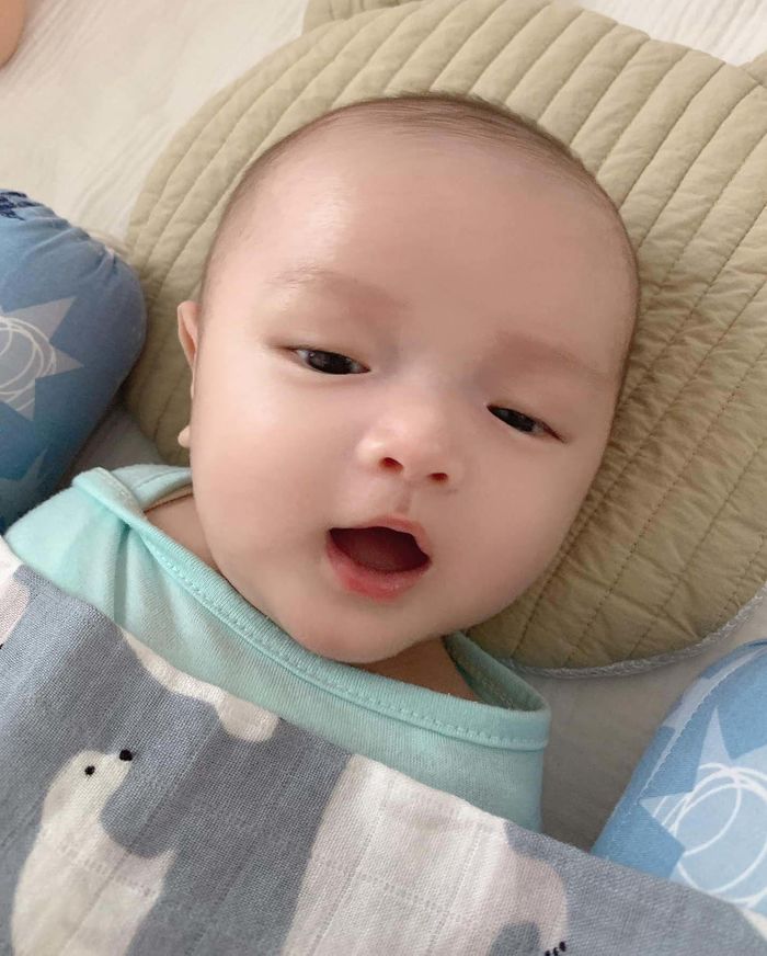 Em gái Mai Phương Thúy lộ diện sau sinh, sẵn tiện khoe visual gia đình