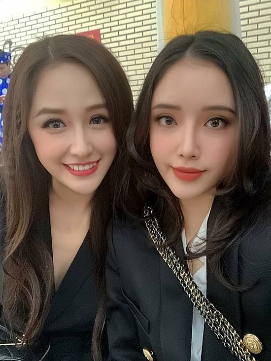 Em gái Mai Phương Thúy lộ diện sau sinh, sẵn tiện khoe visual gia đình