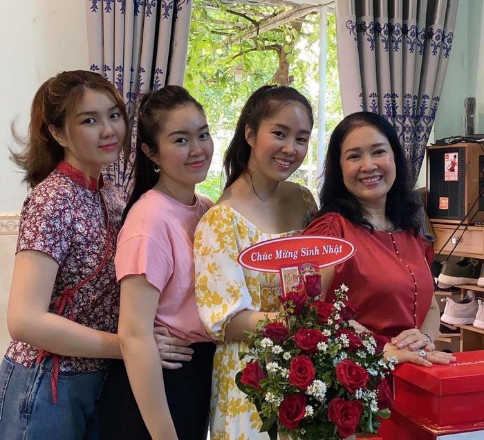Em gái ruột ít ai biết của Lê Phương: Xinh như Hoa hậu, đang làm BTV