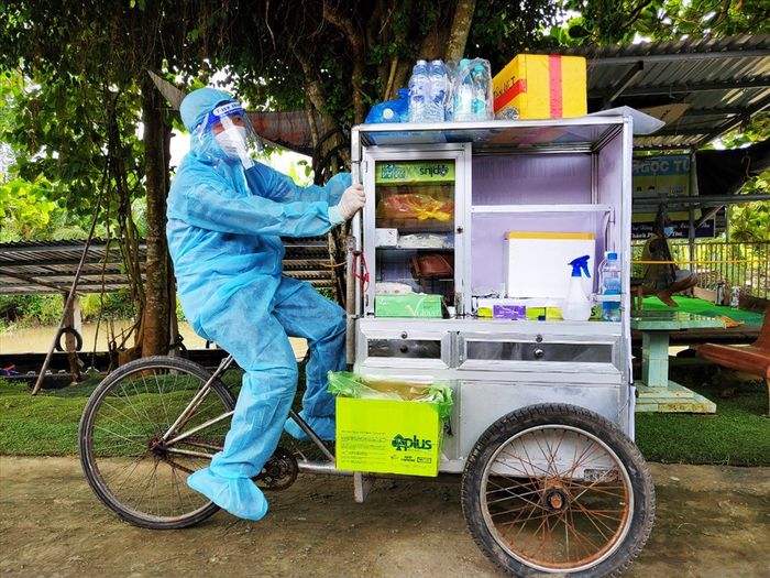 Góc sáng tạo của TNV khi test Covid: Dùng xe bò viên, xe chuối chiên