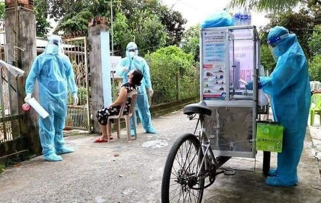 Góc sáng tạo của TNV khi test Covid: Dùng xe bò viên, xe chuối chiên