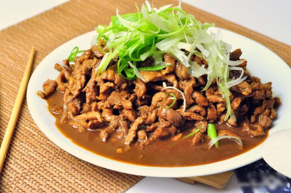 Hành lá đột biến: cao 2m, nặng 1,5kg, đạt kỉ lục Guinness thế giới
