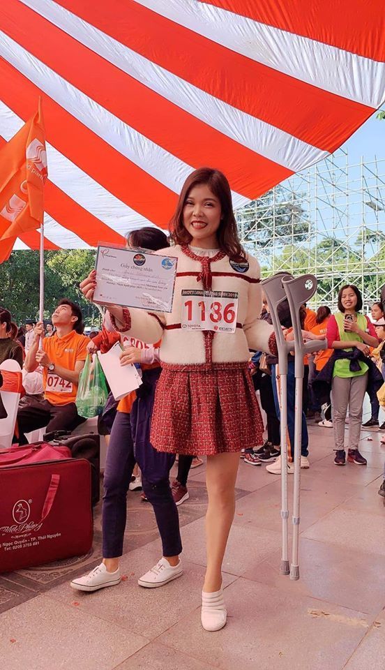 Hình ảnh xúc động: Người thợ hồ dùng miệng xách vữa để mưu sinh