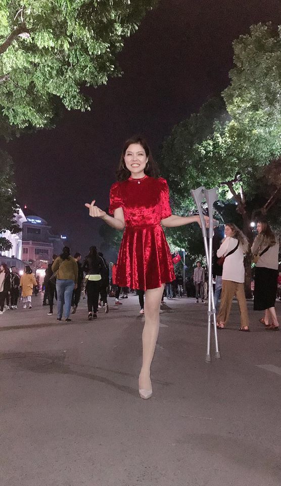 Hình ảnh xúc động: Người thợ hồ dùng miệng xách vữa để mưu sinh