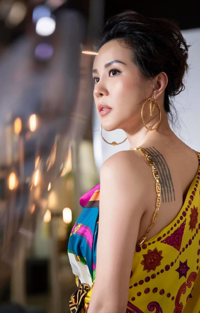 Sao Việt bênh vực cô hiệu phó xăm hình: Miễn cô giỏi nghề!