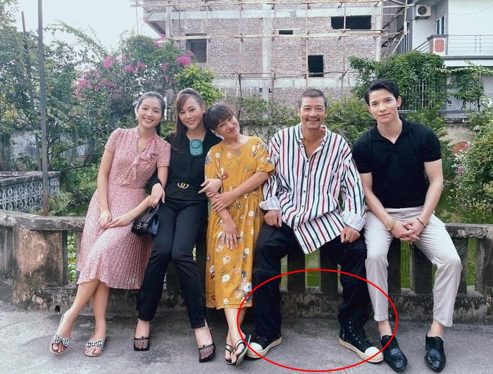 Hương Vị Tình Thân: Bố Sinh bị soi đi hai đôi giày cực xì tin