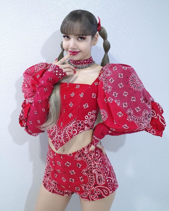 Idol có vẻ đẹp siêu thực như thuỷ thủ mặt trăng: Karina có hơn Lisa?