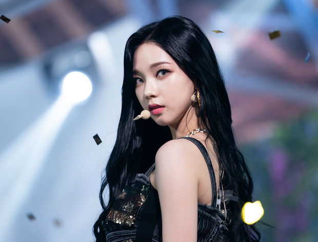 Idol có vẻ đẹp siêu thực như thuỷ thủ mặt trăng: Karina có hơn Lisa?