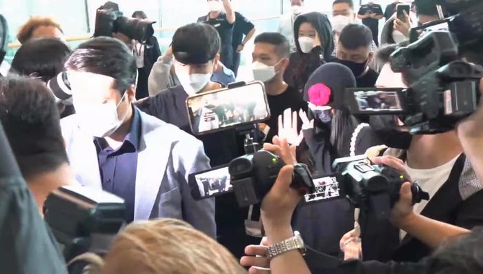Jennie hóa bông hồng ở sân bay: Netizen soi áo lạc quẻ như mượn Lisa