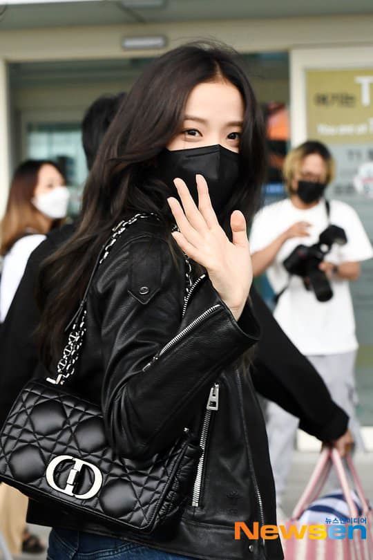 Jisoo ham đổi style rồi: 3 ngày nhuộm hẳn 3 màu tóc khác nhau mới chịu