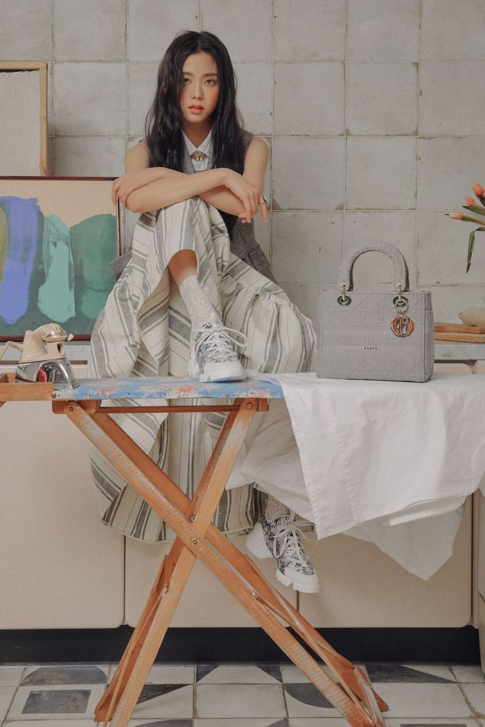 Jisoo ham đổi style rồi: 3 ngày nhuộm hẳn 3 màu tóc khác nhau mới chịu