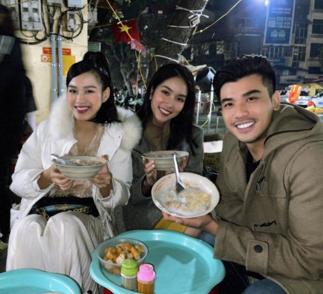 Khi các Hoa, Á hậu xả vai lê la quán vỉa hè: Tiểu Vy trẻ hẳn ra