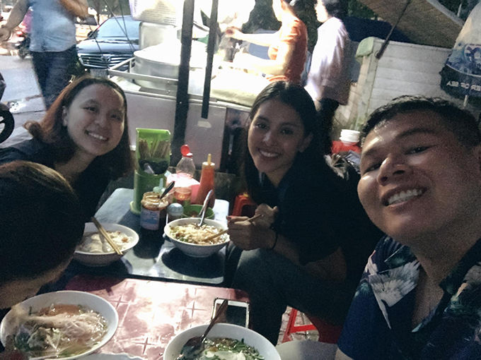 Khi các Hoa, Á hậu xả vai lê la quán vỉa hè: Tiểu Vy trẻ hẳn ra