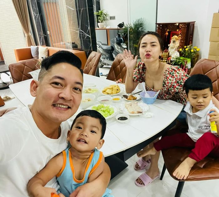 Khi các ông chồng Vbiz vào bếp: Có người khiến cả nhà hít khói mệt lả