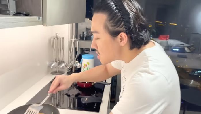 Khi các ông chồng Vbiz vào bếp: Có người khiến cả nhà hít khói mệt lả