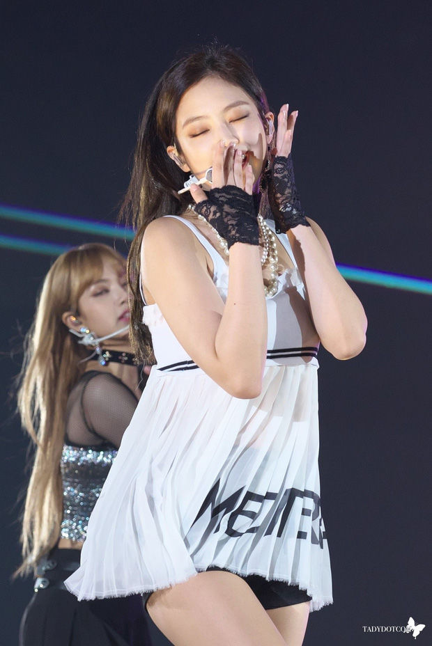 Khó đỡ trước trang phục độc lạ của idol Kpop: HuynA cắt cả túi hiệu