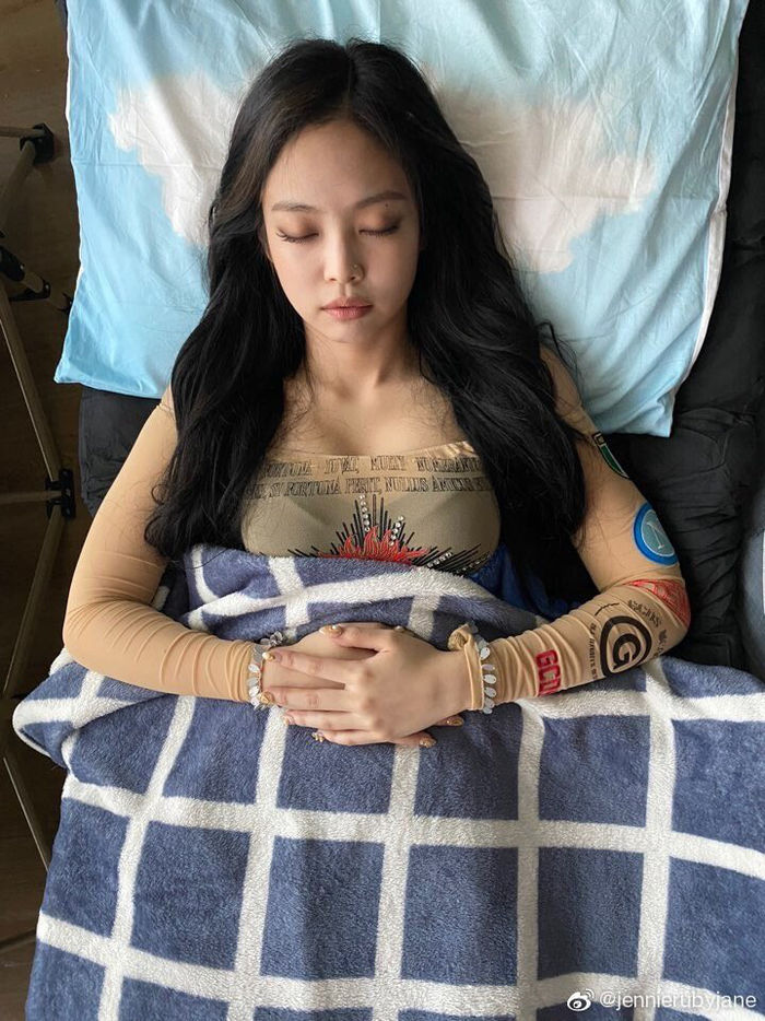 Khoảnh khắc đi ngủ cực yêu của sao Hàn: Rosé quên tẩy trang thì phải