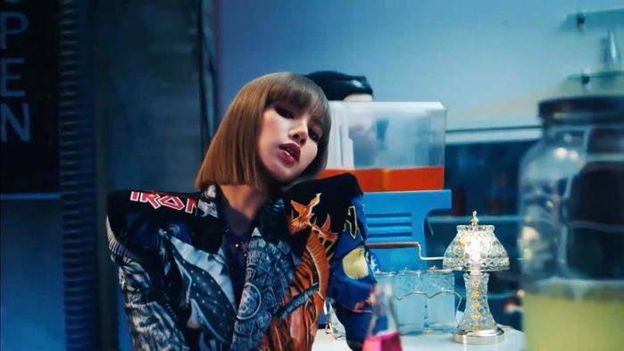 Lisa gây sốt với loạt tạo hình cực cháy trong MV LALISA