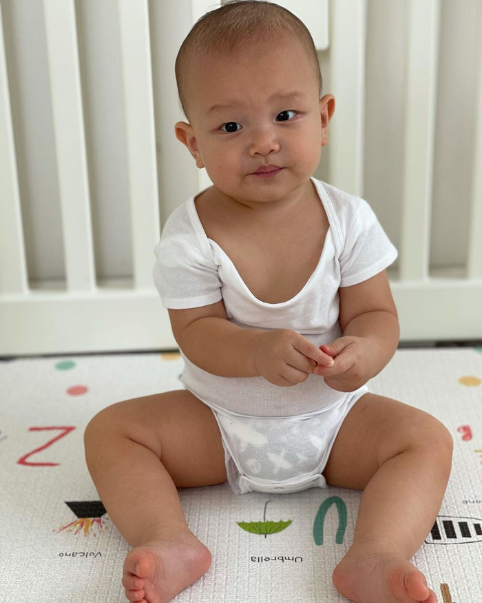 Lisa - Leon nay một chín một mười: Cô chị nắm tóc thì cậu em cắn tay
