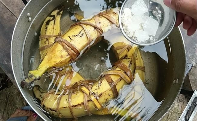 Loại chuối khủng nhất Việt Nam: Mỗi trái nặng 1kg, 2 người ăn mới hết