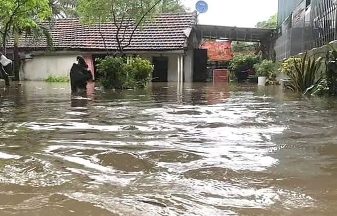 Lũ ập bất ngờ vào quê Công Vinh: Hơn 600 hộ bị ngập, người dân di tản