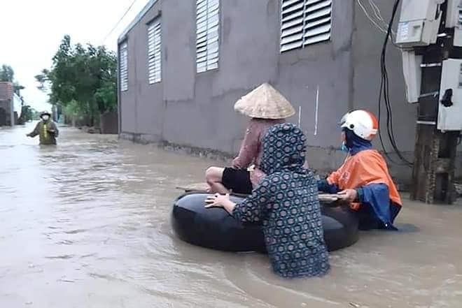 Lũ ập bất ngờ vào quê Công Vinh: Hơn 600 hộ bị ngập, người dân di tản