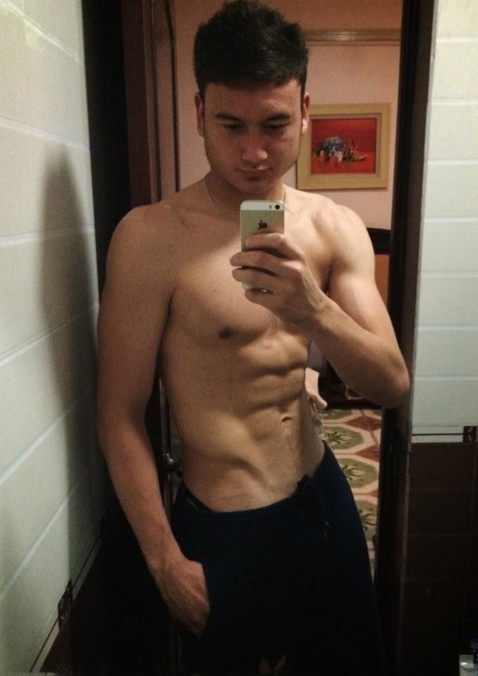 Màn khoe body đẹp hết nước chấm của thủ thành Đặng Văn Lâm