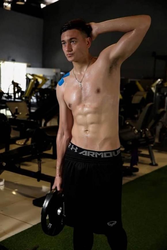 Màn khoe body đẹp hết nước chấm của thủ thành Đặng Văn Lâm