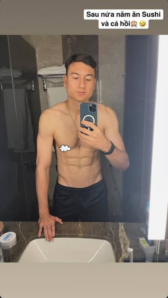 Màn khoe body đẹp hết nước chấm của thủ thành Đặng Văn Lâm