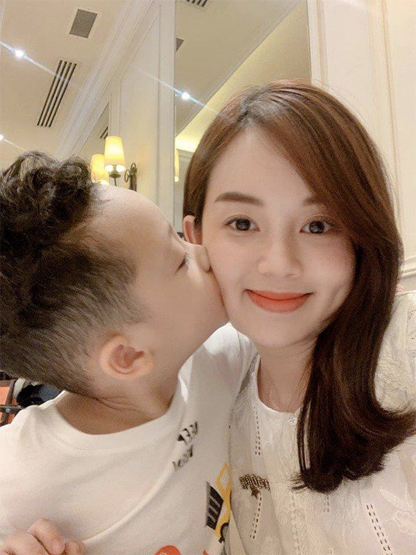 Mẹ đơn thân Ly Kute được khen lão hóa ngược, mỗi lúc một xinh