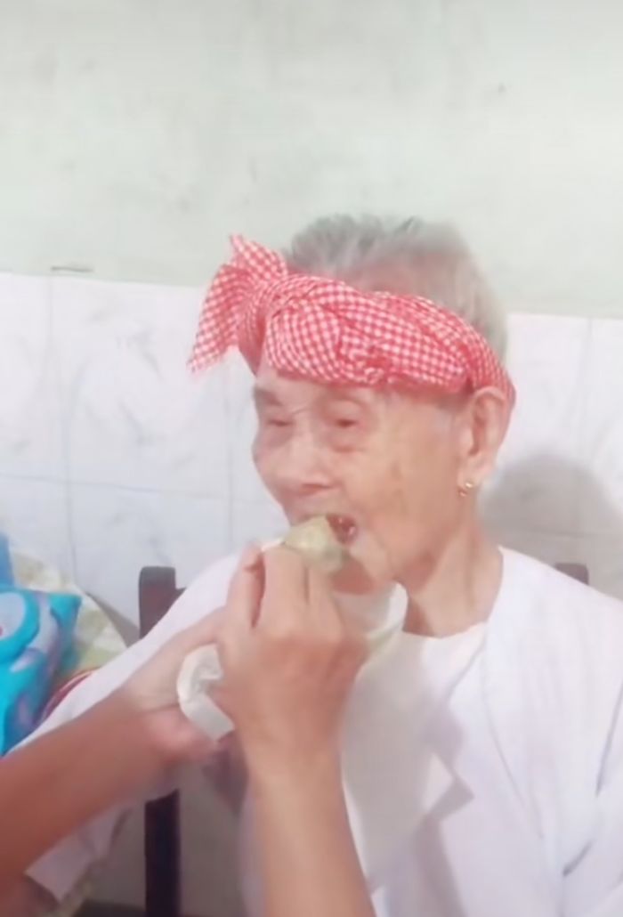 Mẹ già 105 tuổi mếu máo nhắn con gái ở xa: Về với má, nhớ quá hà