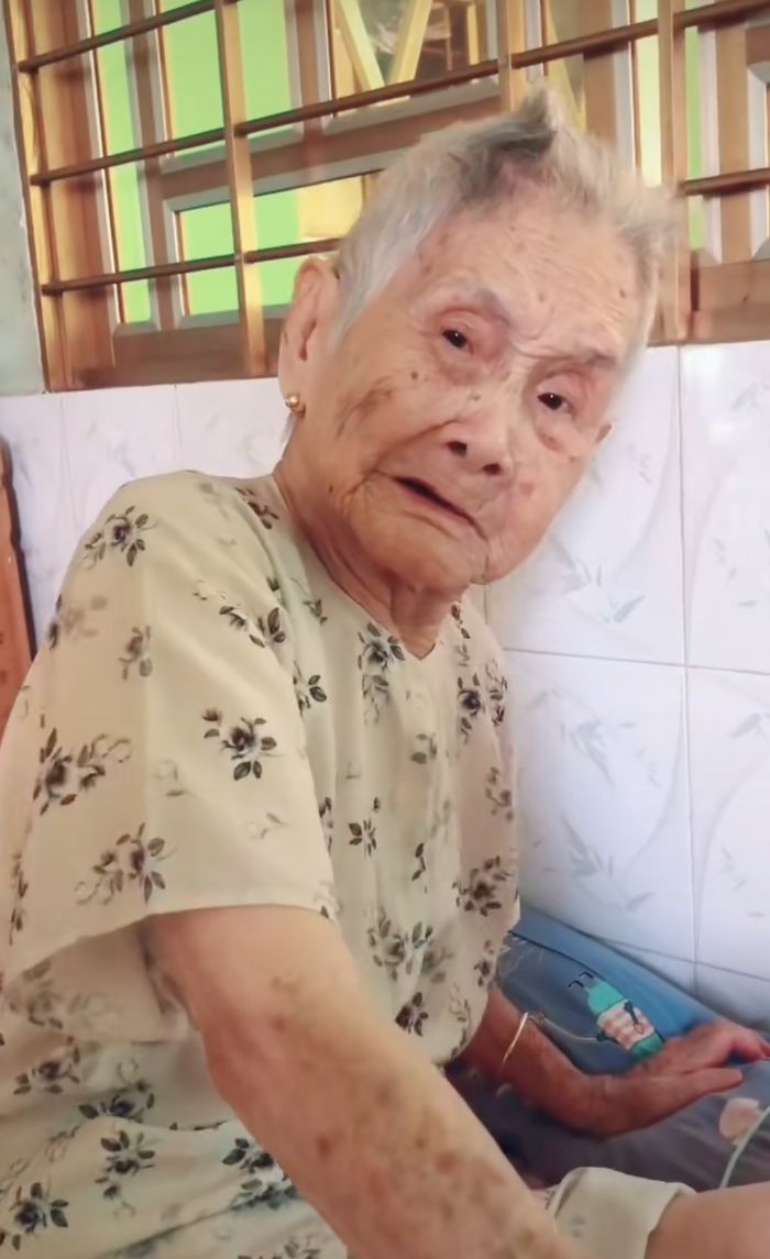 Mẹ già 105 tuổi mếu máo nhắn con gái ở xa: Về với má, nhớ quá hà