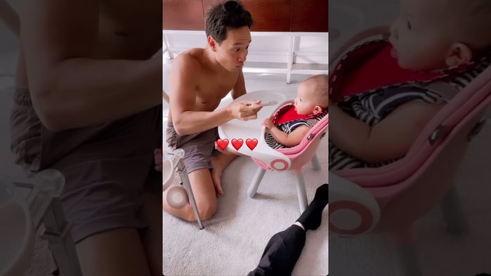 Mẹ Hà Hồ bận họp, bố Kim “một nách 2 em”: Chuyện nhỏ nha!