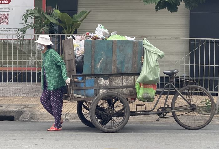 Mẹ Phan Tân: Người ta thắc mắc thằng này diễn viên hài sao ôm hôn bà