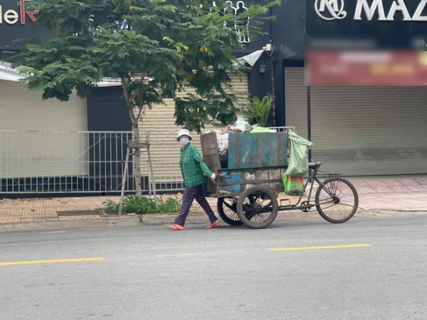 Mẹ Phan Tân: Người ta thắc mắc thằng này diễn viên hài sao ôm hôn bà