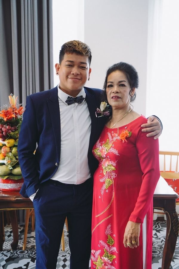 Mẹ Phan Tân: Người ta thắc mắc thằng này diễn viên hài sao ôm hôn bà