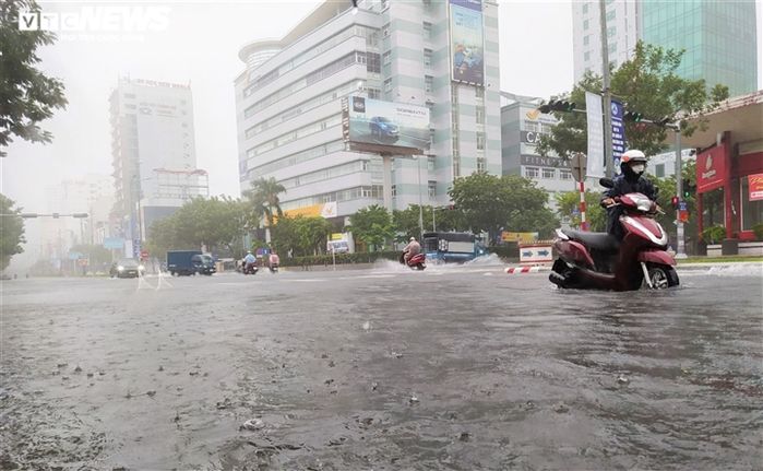 Miền Trung vừa chống dịch vừa chống bão: bộ đội dầm mưa giúp dân