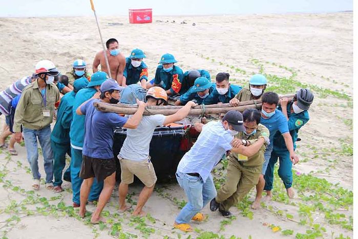 Miền Trung vừa chống dịch vừa chống bão: bộ đội dầm mưa giúp dân