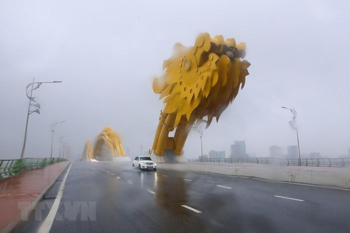 Miền Trung vừa chống dịch vừa chống bão: bộ đội dầm mưa giúp dân