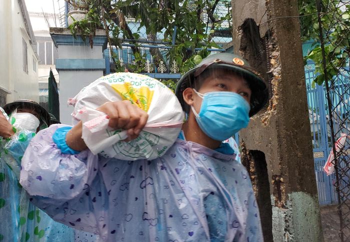 Miền Trung vừa chống dịch vừa chống bão: bộ đội dầm mưa giúp dân