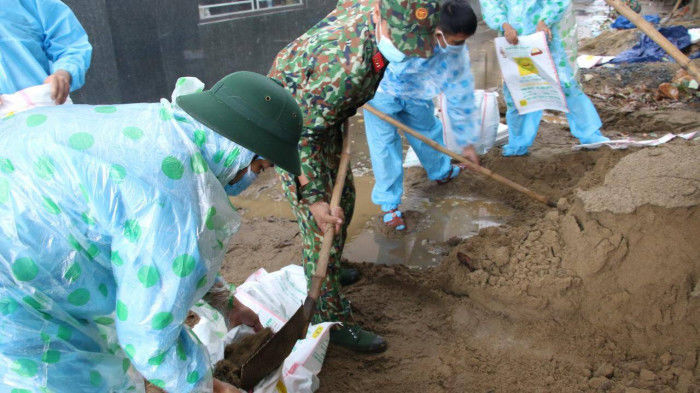 Miền Trung vừa chống dịch vừa chống bão: bộ đội dầm mưa giúp dân