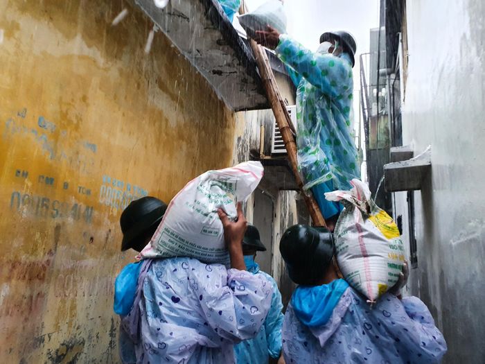 Miền Trung vừa chống dịch vừa chống bão: bộ đội dầm mưa giúp dân