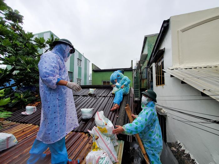 Miền Trung vừa chống dịch vừa chống bão: bộ đội dầm mưa giúp dân