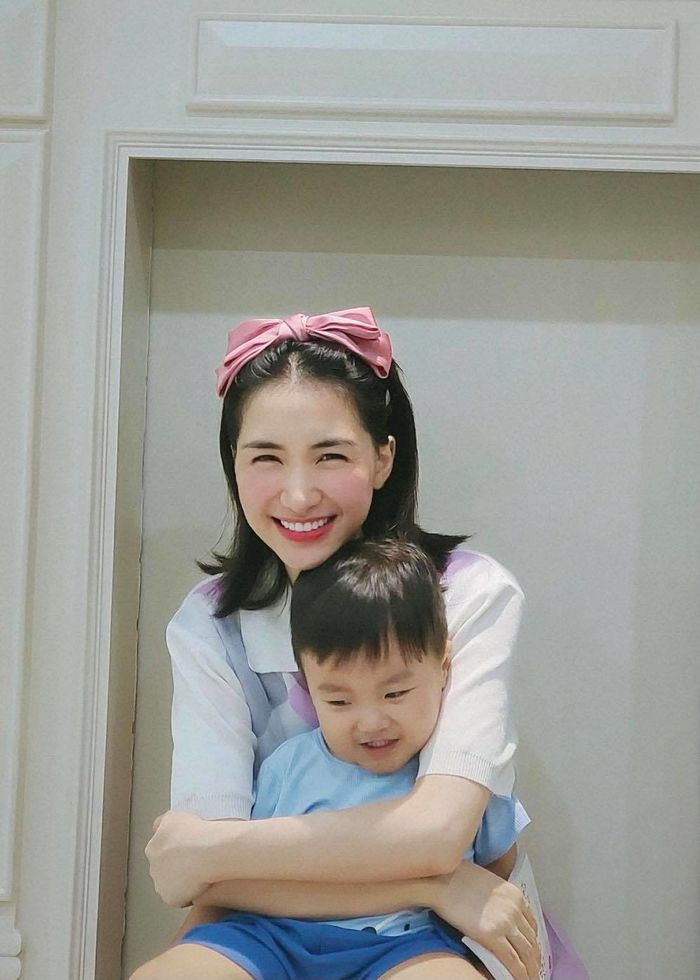 Mới 2 tuổi bé Hayden đã tự làm điều không phải con nít nào cũng biết