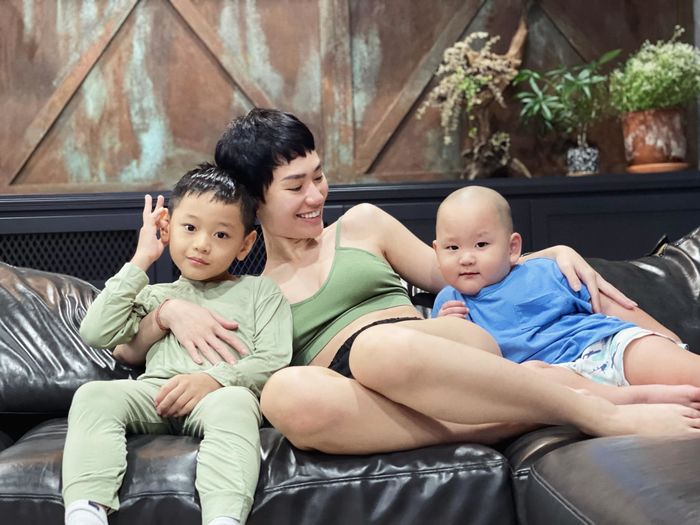 Mới 2 tuổi bé Hayden đã tự làm điều không phải con nít nào cũng biết