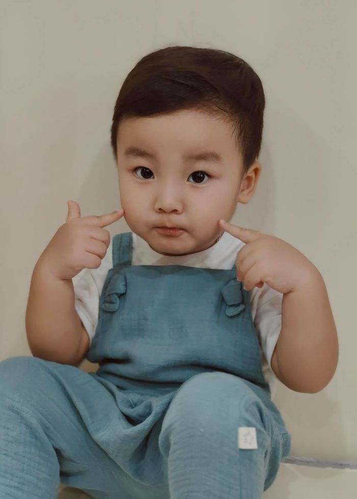 Mới 2 tuổi bé Hayden đã tự làm điều không phải con nít nào cũng biết