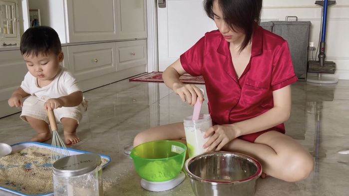 Mới 2 tuổi bé Hayden đã tự làm điều không phải con nít nào cũng biết