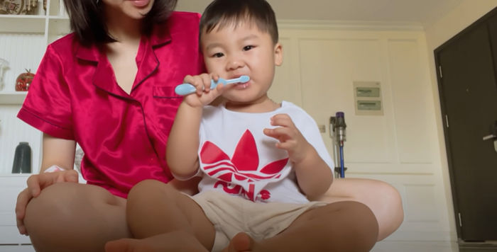 Mới 2 tuổi bé Hayden đã tự làm điều không phải con nít nào cũng biết