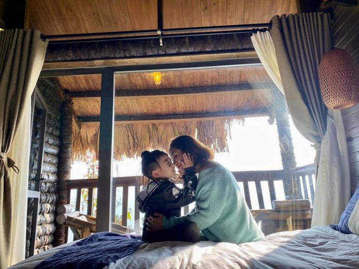 Mỹ nhân Việt khoe ảnh tiếp sữa cho con: Phạm Hương thanh lịch