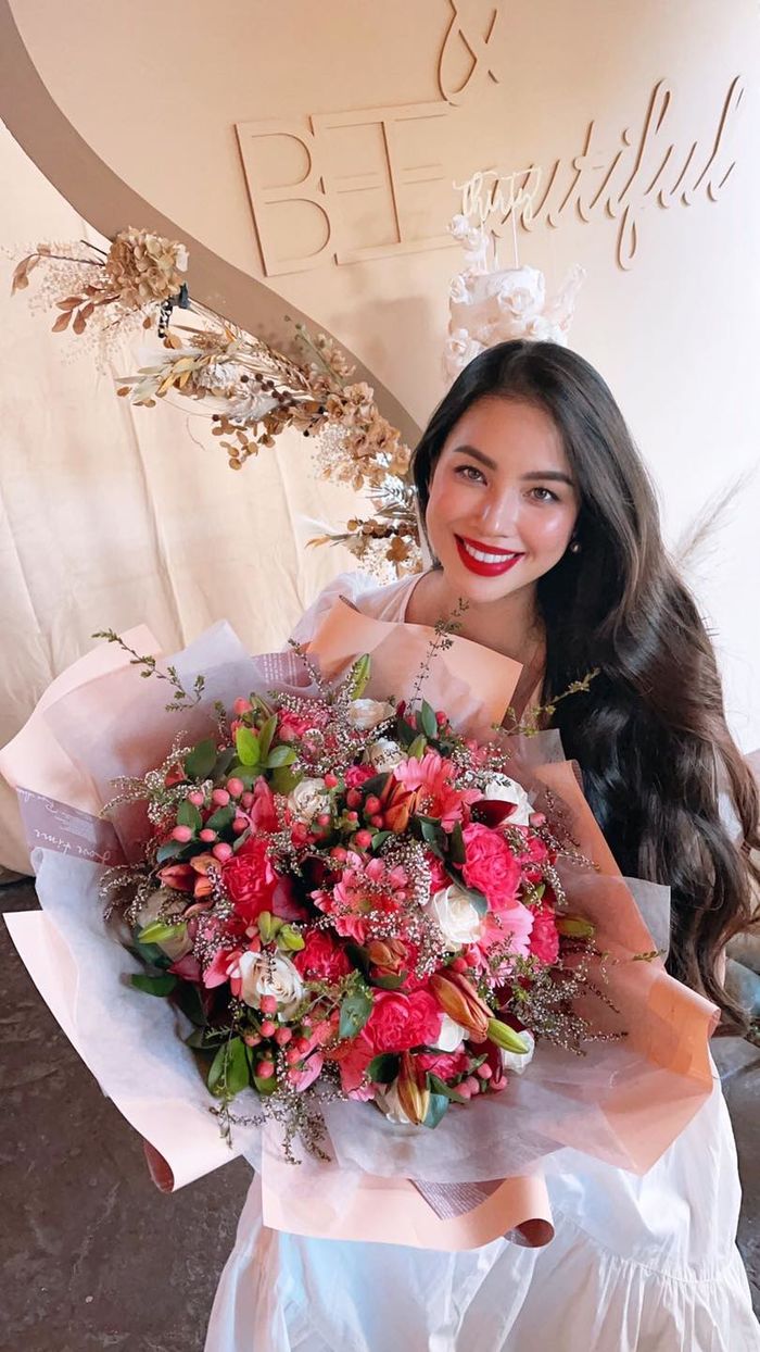 Mỹ nhân Việt khoe ảnh tiếp sữa cho con: Phạm Hương thanh lịch